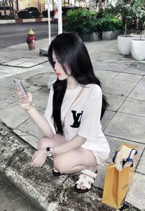 Áo thun LV logo thêu form rộng